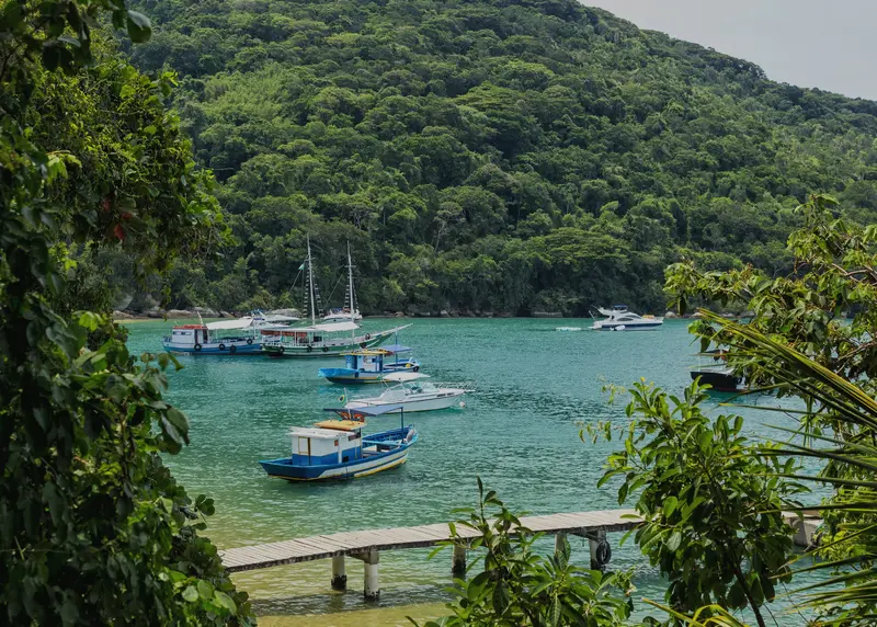 Destinos turísticos mais visitados (Arraial do Cabo, Buzios, Ilha Grande, entre outros).